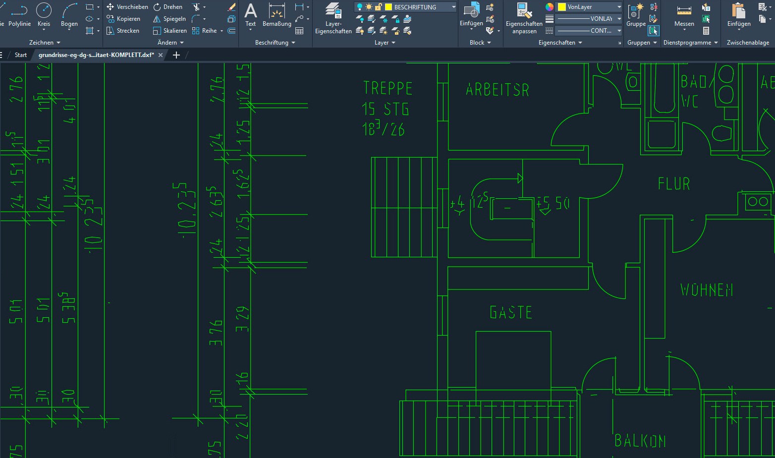 Grundriss als DXF in AutoCAD, nur vektorisiert: Raumnamen wie FLUR und WOHNEN bestehen aus einzelnen grünen Linien, nicht aus Text